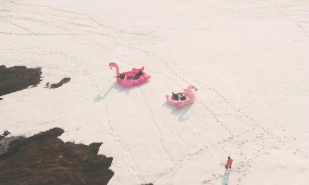 Από την παραλία στα χιόνια: Snowboard με φουσκωτά φλαμίνγκο! (βίντεο)